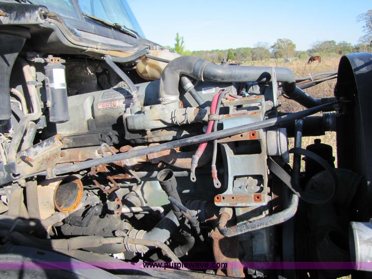 image for item 3638 2002 Freightliner Columbia 120 semi truck