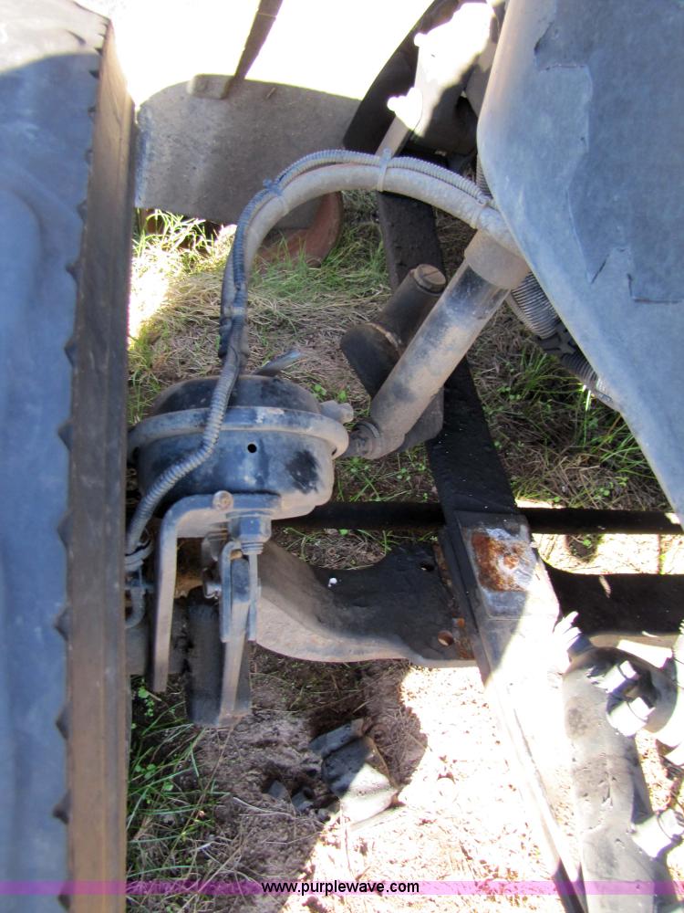 image for item 3638 2002 Freightliner Columbia 120 semi truck