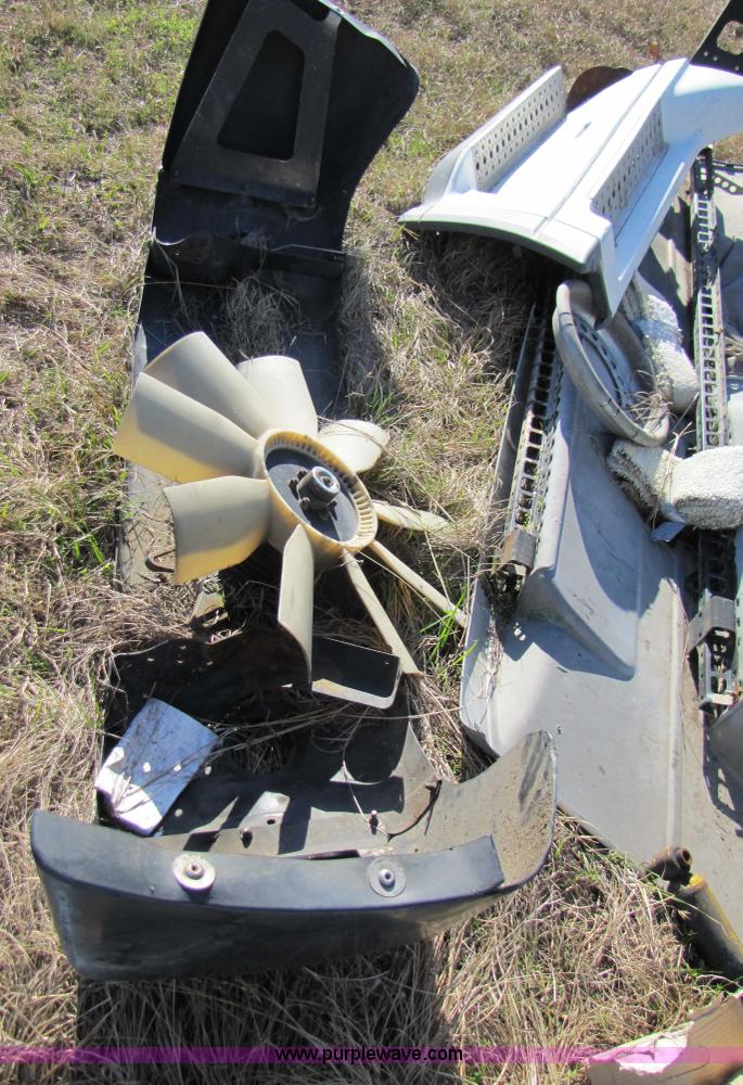 image for item 3638 2002 Freightliner Columbia 120 semi truck