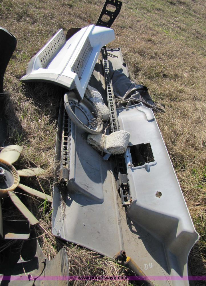 image for item 3638 2002 Freightliner Columbia 120 semi truck