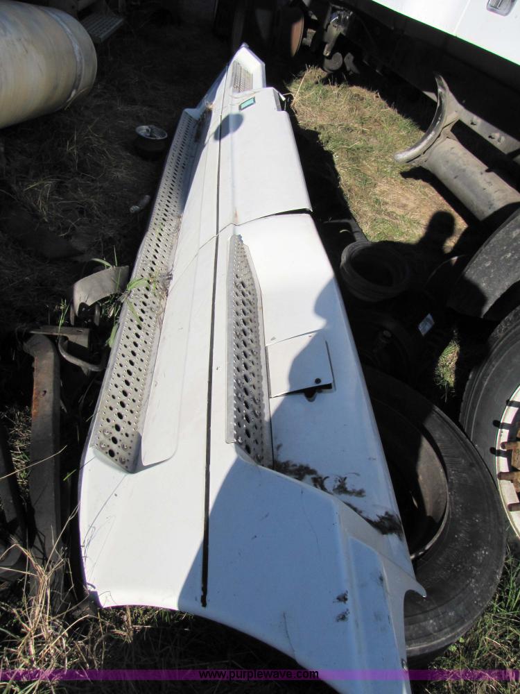 image for item 3638 2002 Freightliner Columbia 120 semi truck