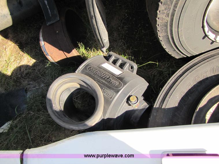 image for item 3638 2002 Freightliner Columbia 120 semi truck