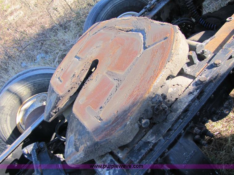 image for item 3638 2002 Freightliner Columbia 120 semi truck