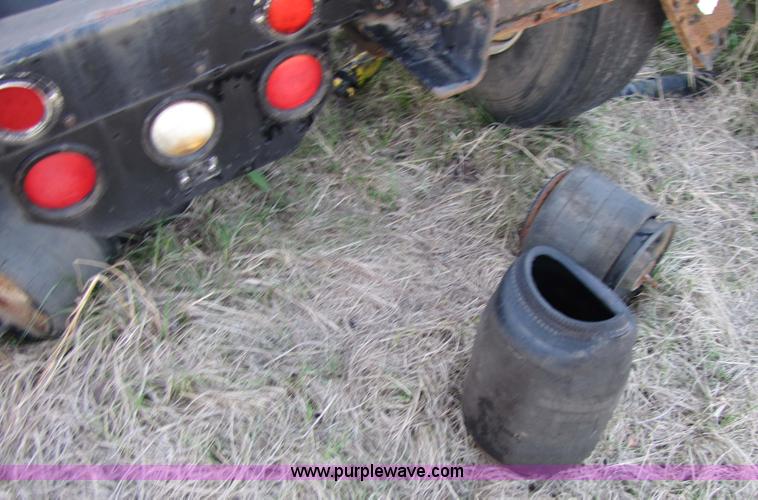 image for item 3638 2002 Freightliner Columbia 120 semi truck