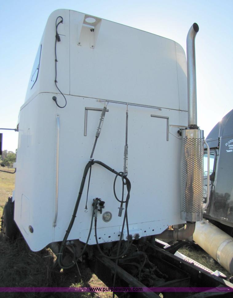 image for item 3638 2002 Freightliner Columbia 120 semi truck