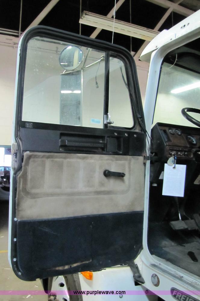 image for item 5313 1993 Freightliner FL12C