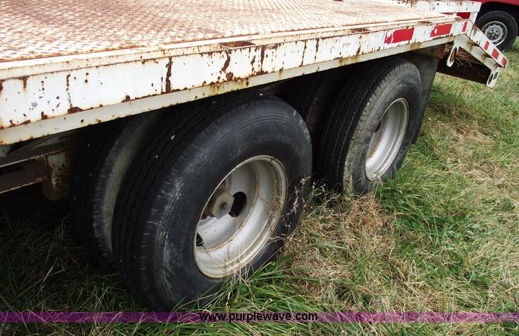 image for item 5957 1993 25' flatbed trailer