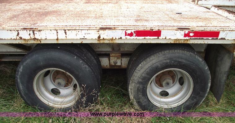 image for item 5957 1993 25' flatbed trailer