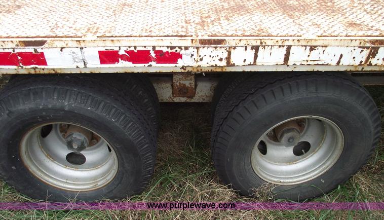 image for item 5957 1993 25' flatbed trailer