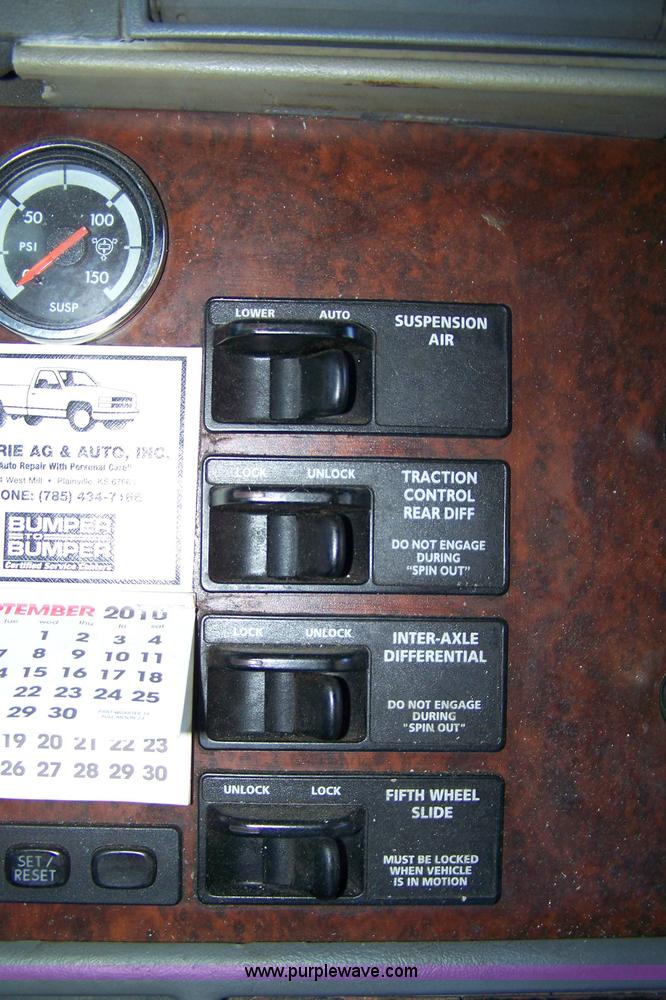 image for item 7504 2003 Freightliner Century Class ST120 semi truck