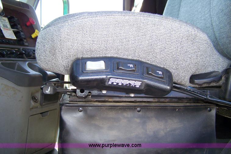 image for item 7504 2003 Freightliner Century Class ST120 semi truck