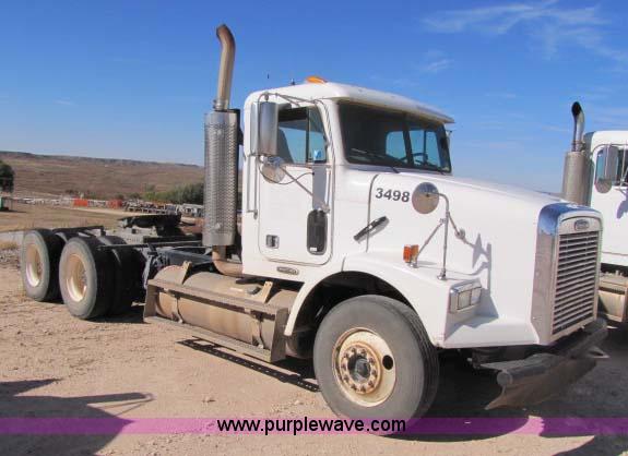 image for item 8275 2000 Freightliner FLD11264SD semi truck
