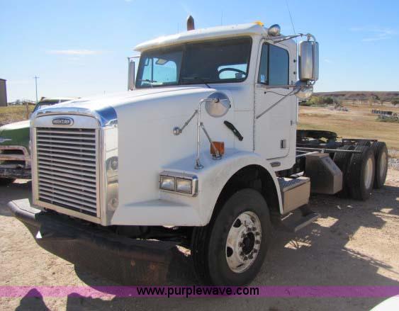 image for item 8275 2000 Freightliner FLD11264SD semi truck