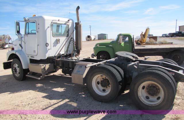 image for item 8275 2000 Freightliner FLD11264SD semi truck