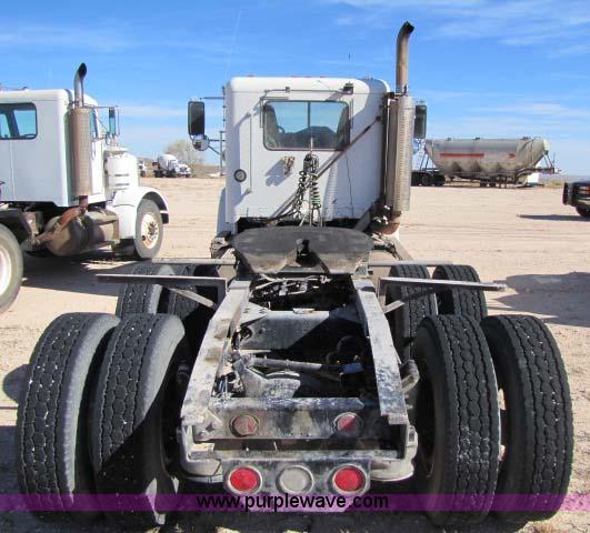 image for item 8275 2000 Freightliner FLD11264SD semi truck