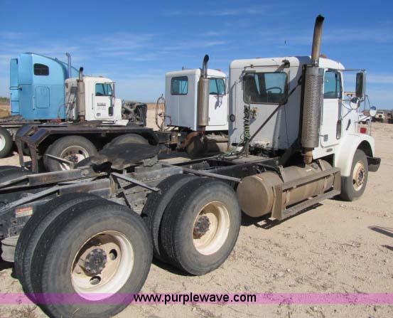 image for item 8275 2000 Freightliner FLD11264SD semi truck