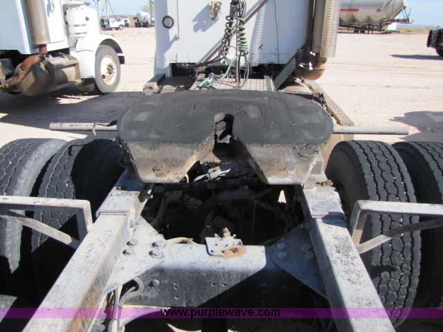 image for item 8275 2000 Freightliner FLD11264SD semi truck