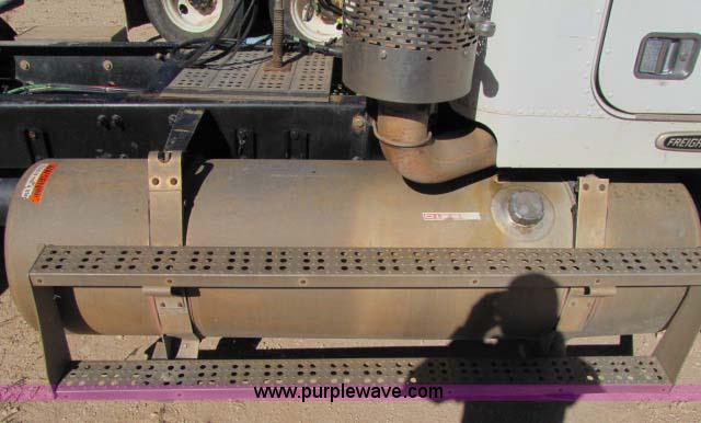 image for item 8275 2000 Freightliner FLD11264SD semi truck