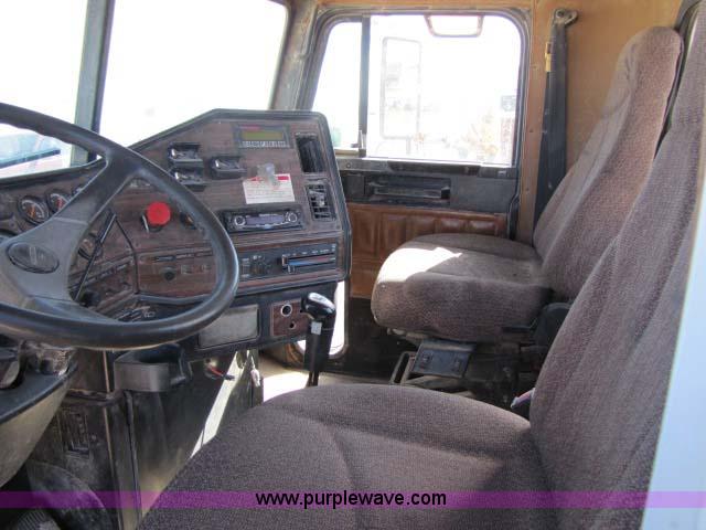 image for item 8275 2000 Freightliner FLD11264SD semi truck