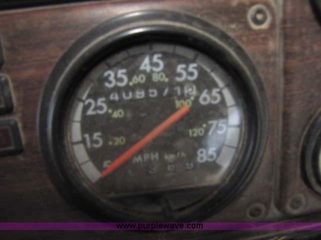 image for item 8275 2000 Freightliner FLD11264SD semi truck