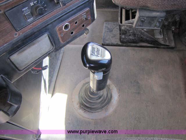 image for item 8275 2000 Freightliner FLD11264SD semi truck