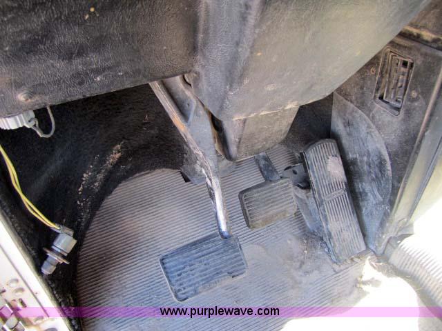 image for item 8275 2000 Freightliner FLD11264SD semi truck