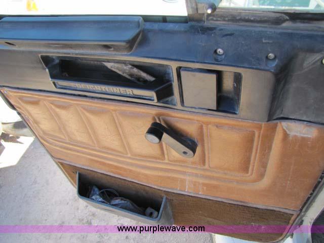 image for item 8275 2000 Freightliner FLD11264SD semi truck