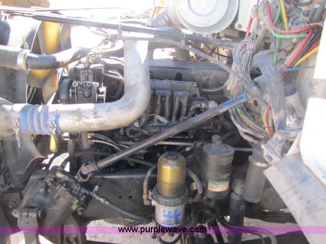 image for item 8275 2000 Freightliner FLD11264SD semi truck