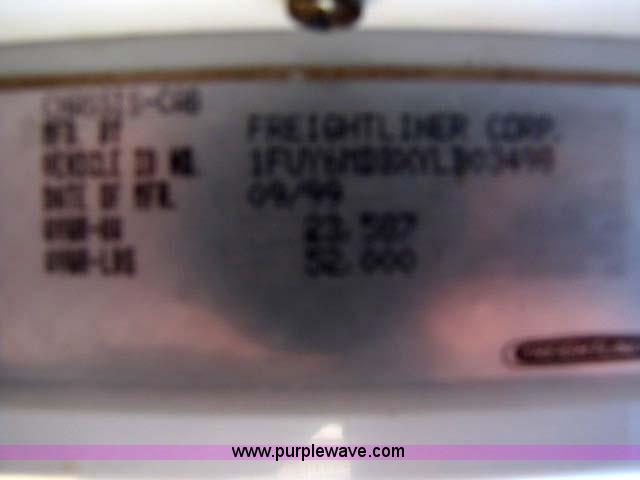 image for item 8275 2000 Freightliner FLD11264SD semi truck