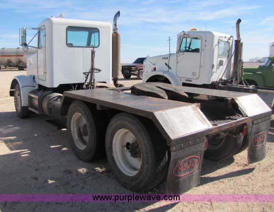 image for item 8276 1991 Peterbilt 357 semi truck