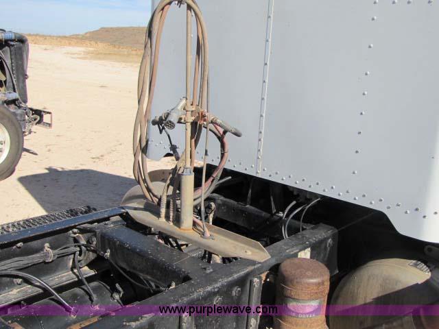 image for item 8276 1991 Peterbilt 357 semi truck