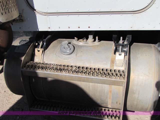 image for item 8276 1991 Peterbilt 357 semi truck