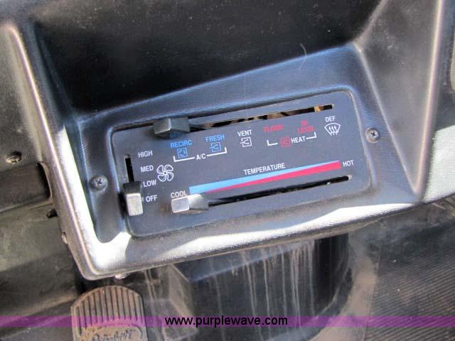 image for item 8276 1991 Peterbilt 357 semi truck