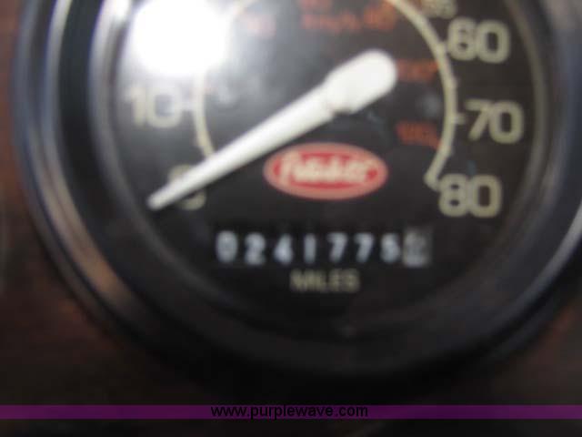 image for item 8276 1991 Peterbilt 357 semi truck