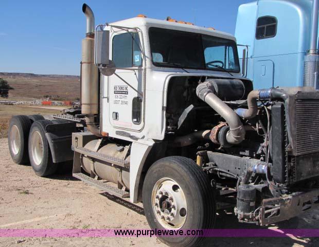 image for item 8277 1996 Freightliner FLD12064ST semi truck