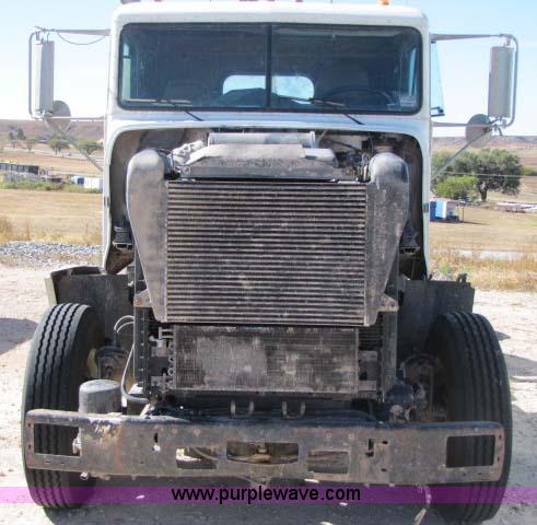 image for item 8277 1996 Freightliner FLD12064ST semi truck