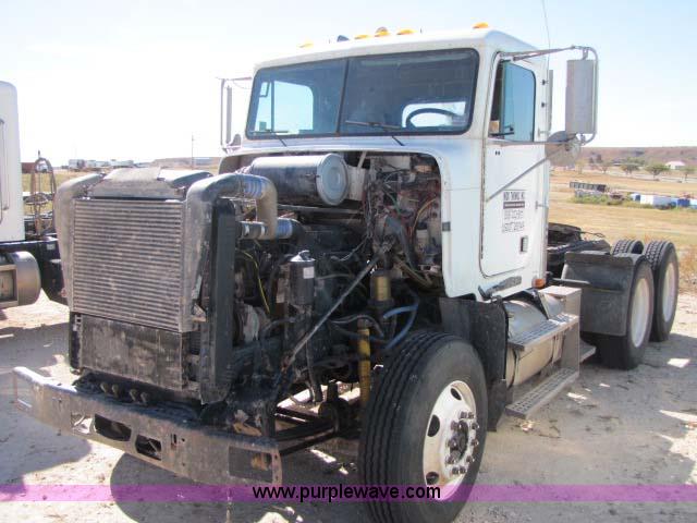 image for item 8277 1996 Freightliner FLD12064ST semi truck