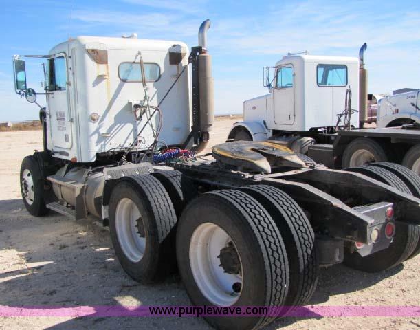 image for item 8277 1996 Freightliner FLD12064ST semi truck