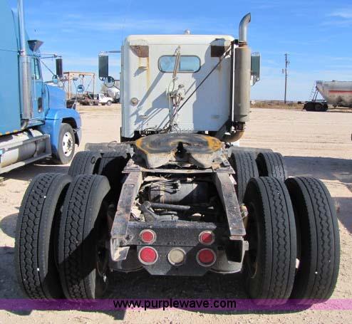 image for item 8277 1996 Freightliner FLD12064ST semi truck