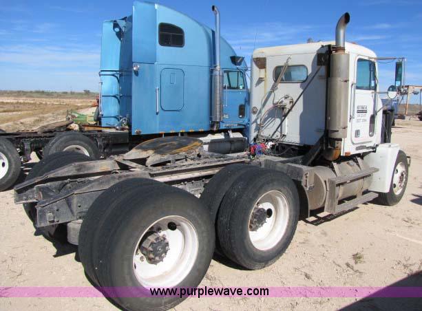 image for item 8277 1996 Freightliner FLD12064ST semi truck