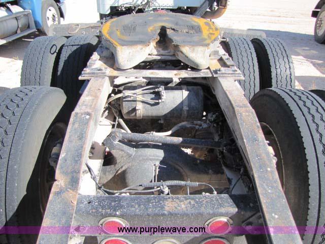 image for item 8277 1996 Freightliner FLD12064ST semi truck