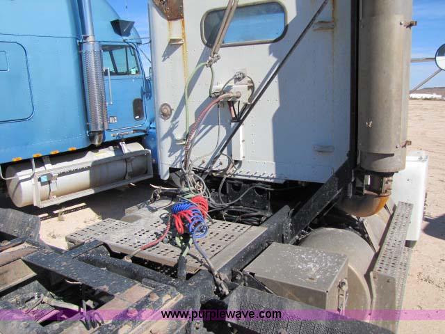 image for item 8277 1996 Freightliner FLD12064ST semi truck