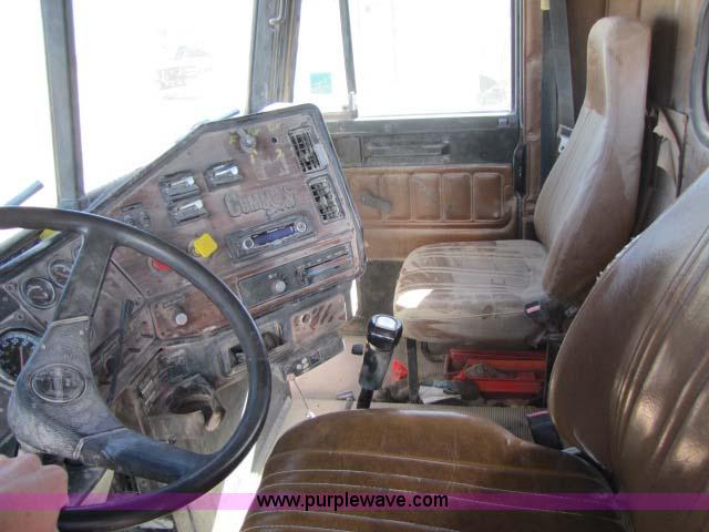 image for item 8277 1996 Freightliner FLD12064ST semi truck