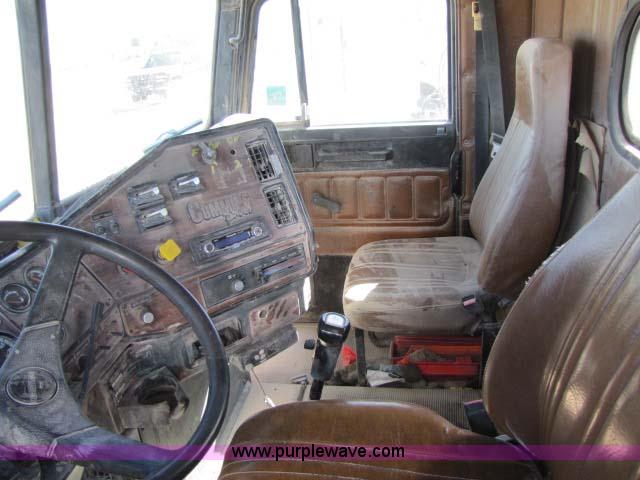 image for item 8277 1996 Freightliner FLD12064ST semi truck