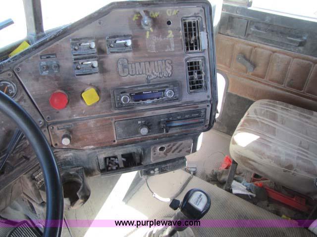 image for item 8277 1996 Freightliner FLD12064ST semi truck