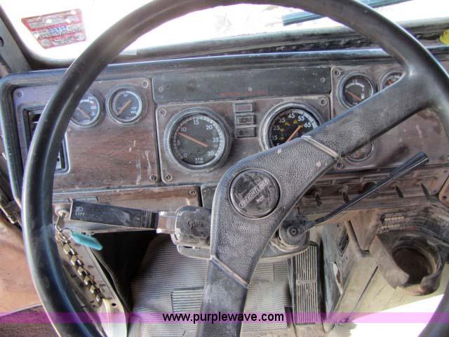 image for item 8277 1996 Freightliner FLD12064ST semi truck