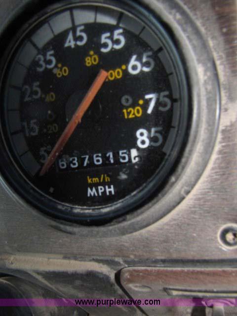 image for item 8277 1996 Freightliner FLD12064ST semi truck