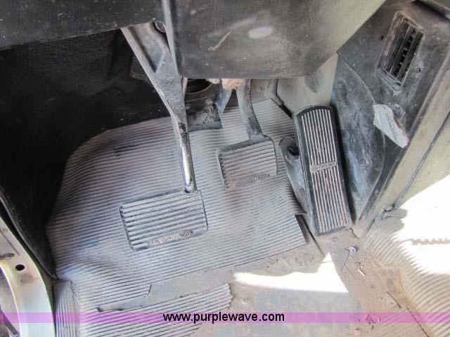 image for item 8277 1996 Freightliner FLD12064ST semi truck