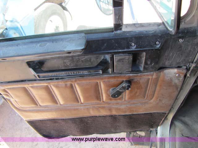 image for item 8277 1996 Freightliner FLD12064ST semi truck