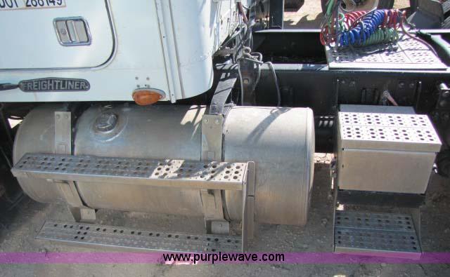 image for item 8277 1996 Freightliner FLD12064ST semi truck